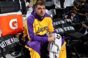 东契奇回归赛场，连败首场状态亮眼，DWG观众沸腾！的简单介绍