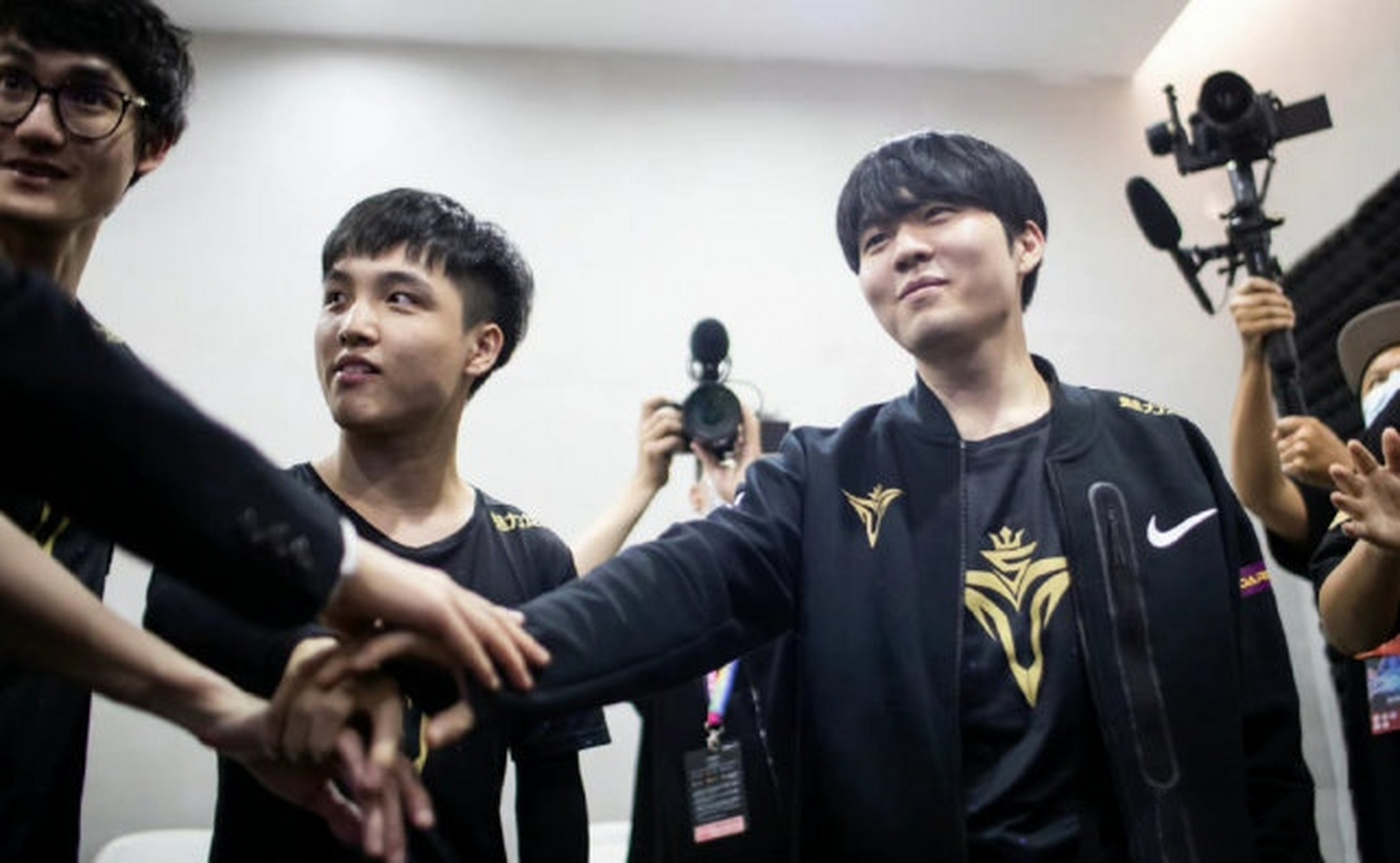 包含Karsa连续十二场比赛得分超过绝杀，IG挑战极限！的词条